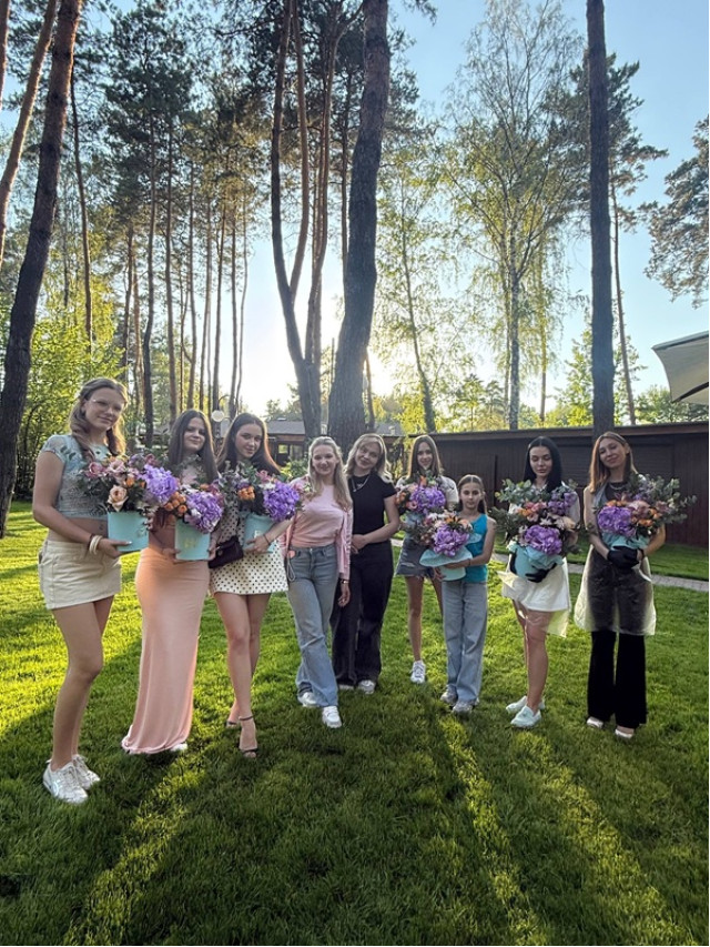 Учасниці виїзного майстер-класу Marta Flowers тримають квіткові композиції в Osocor Residence