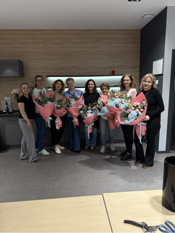 Учасниці корпоративного майстер-класу Marta Flowers у Києві тримають великі букети