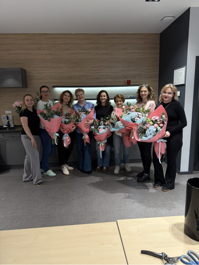 Учасниці корпоративного майстер-класу Marta Flowers у Києві тримають великі букети