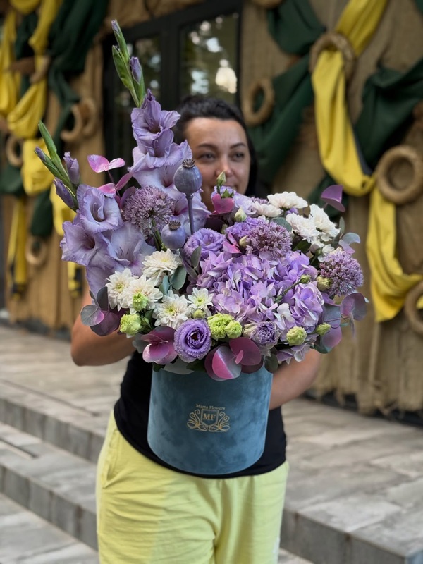 Квіти в коробці Лелека