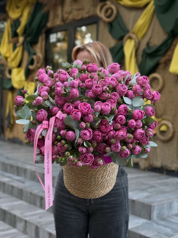Троянди в корзині Арт