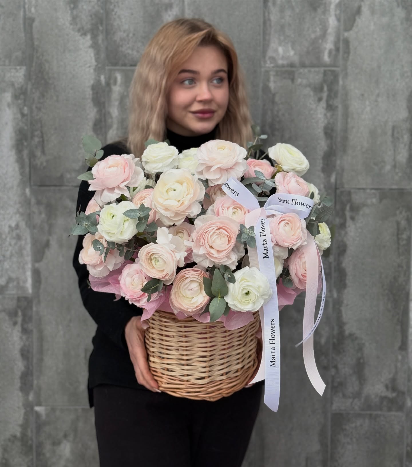 Ранункулюс в корзине