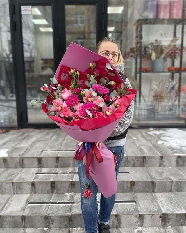 Букет квітів, безпечно зафіксований у салоні автомобіля